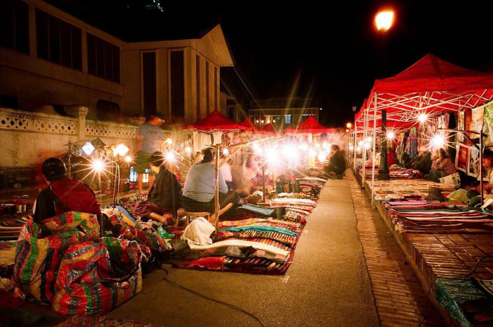 Flânez au marché nocturne de Luang Prabang, un point fort de votre circuit Laos 10 jours.