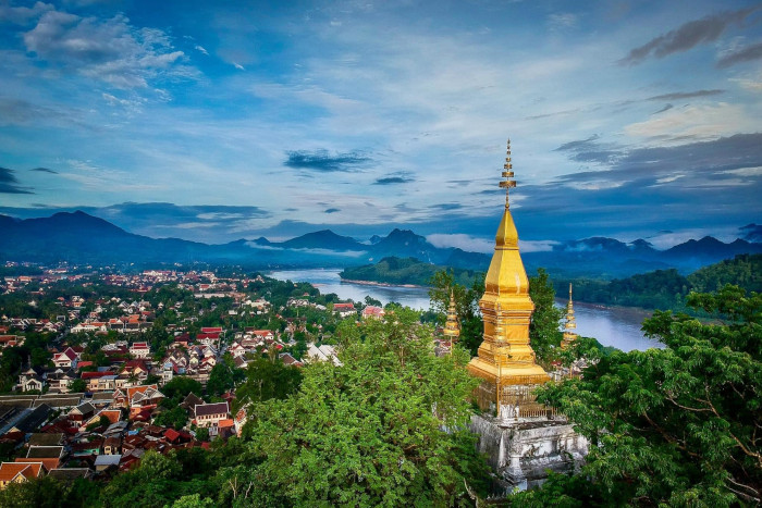 Gravissez le Mont Phousi pour une vue imprenable sur Luang Prabang pendant votre itinéraire Laos 10 jours.