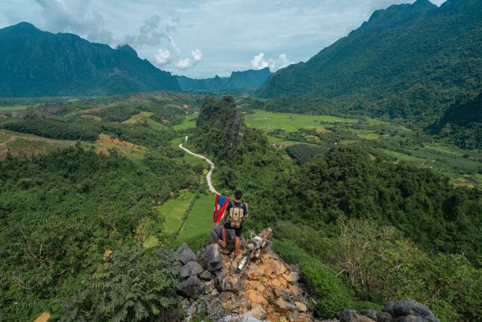 Chaussures de sport sont indispensables dans votre sac à dos de voyage au Laos