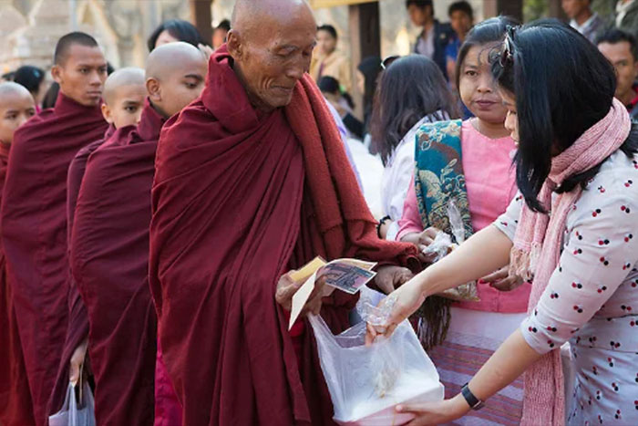 Moines en robe rouge au festival du temple d'Ananda