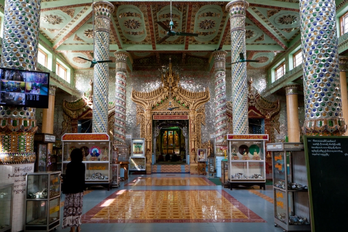 À l'intérieur de la pagode Thi-Ho-Shin