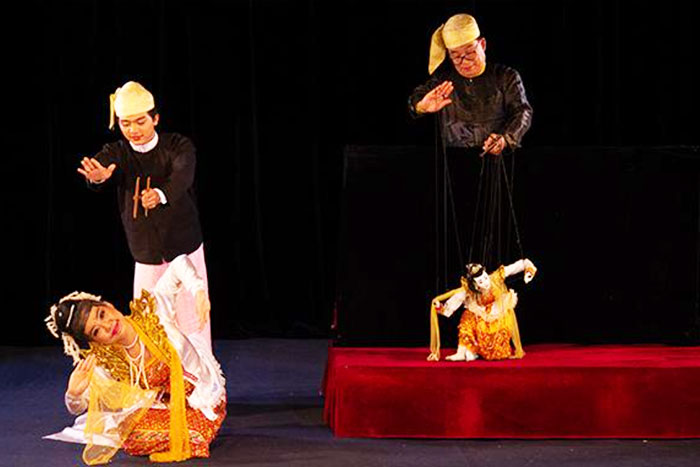 Danse des humains et des marionnettes