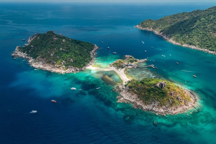 Découvrez 2 îles reliées par la route blanche au milieu de la mer