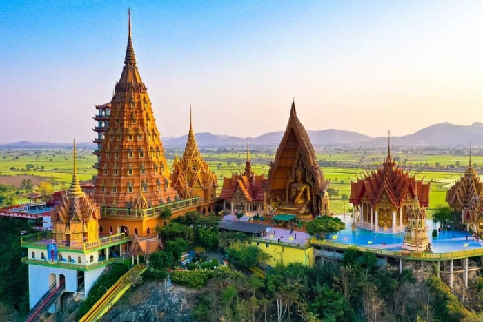 Temple mystérieux au milieu de montagnes et de forêts escarpées