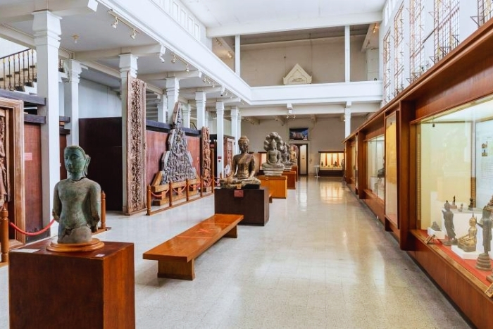 Au rez-de-chaussée du musée, on peut découvrir une collection de statues, de frontons en bois, de céramiques et de diverses autres œuvres d'art