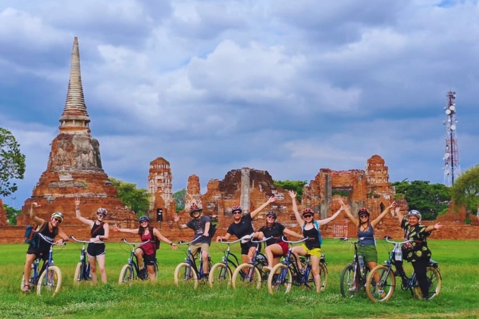 Louer un vélo pour explorer les temples et le parc historique d’Ayutthaya
