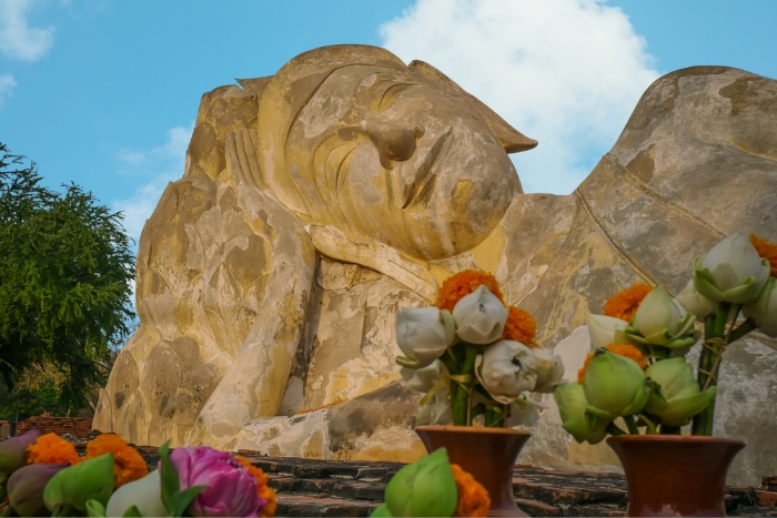Tête de Bouddha sur un socle sculpté en lotus