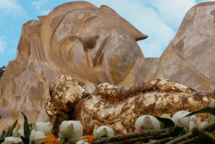 Miniature du Bouddha couché, recouverte de feuilles d’or