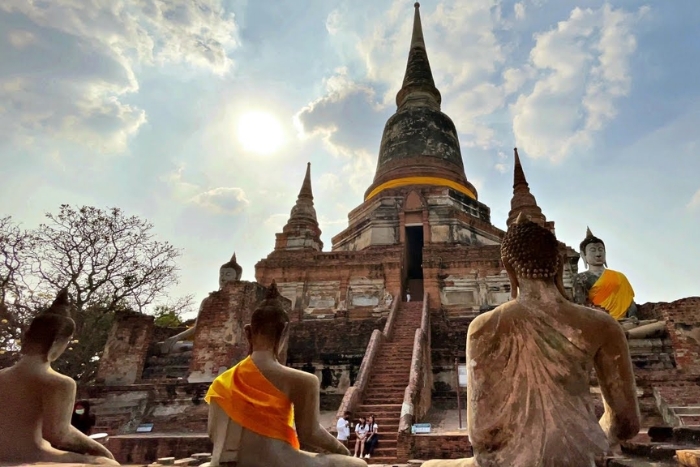 Son stupa en forme de cloche spectaculaire