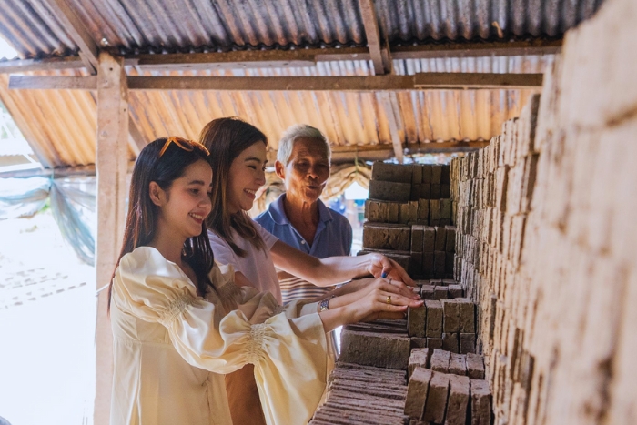 Expérience de fabriquer des briques selon une technique Mon ancestrale