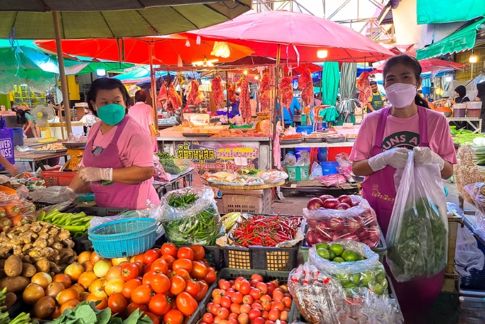 Ambiance au marché Chao Phrom à Ayutthaya