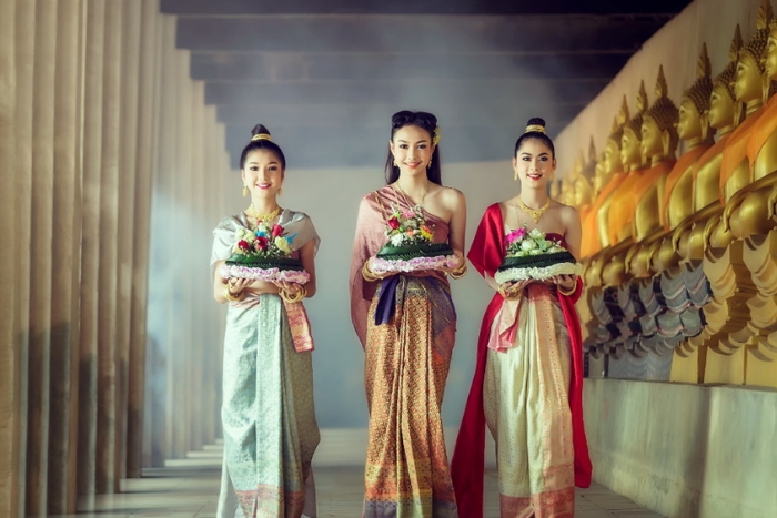 Les habitants Ayutthaya en costume traditionnel