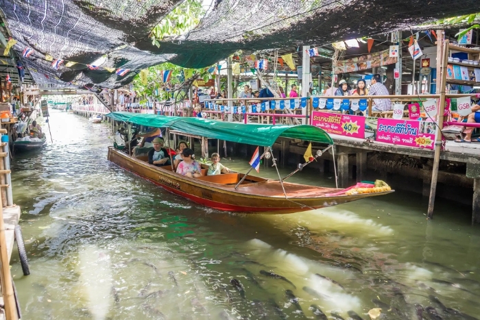Que faire à Bangkok quand il fait chaud ? Visitez le marché flottant Khlong Lat Mayom
