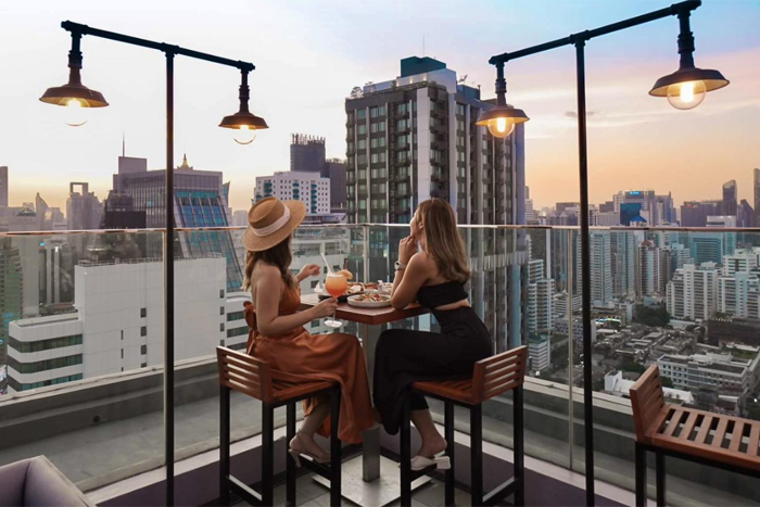 Cocktails entre copines sur un rooftop avec vue panoramique