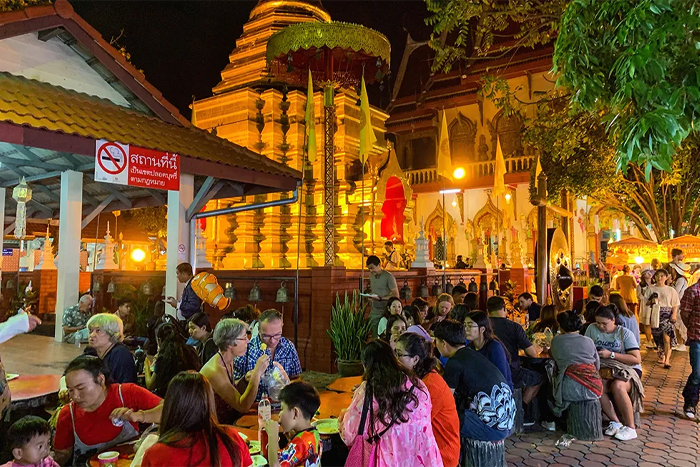 Sunday Walking Street - le marché culturel pour vivre l’art et la cuisine de Chiang Mai