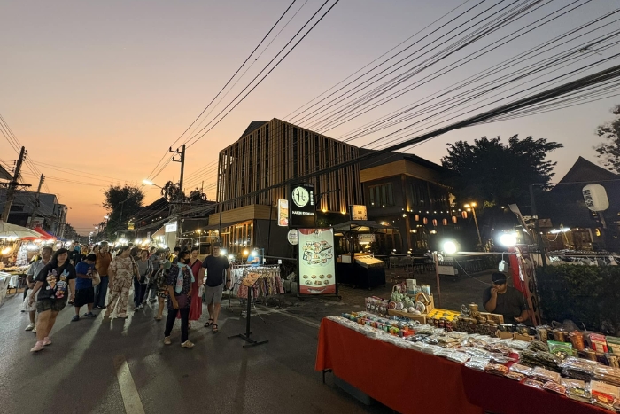 Vie nocturne à Chiang Mai : Le Saturday Night Market de Wualai à ne pas manquer