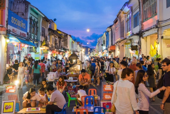 Sunday Walking Street : immersion dans la vie nocturne à Chiang Mai