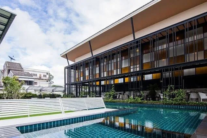 Piscine extérieure au Blue Lagoon Hotel - hôtel 3 étoiles bien situé à Chiang Rai