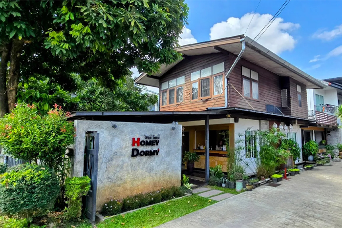 Chambre soignée et paisible au Homey Dormy, hôtel 3 étoiles populaire à Chiang Rai Thaïlande
