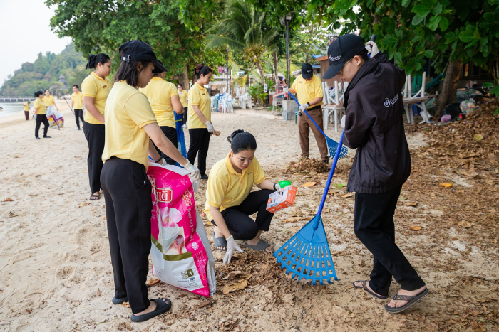 Les touristes et les habitants à Koh Yao Yai participer aux activités de nettoyage des plages lors de la journée L’Heure de la Terre