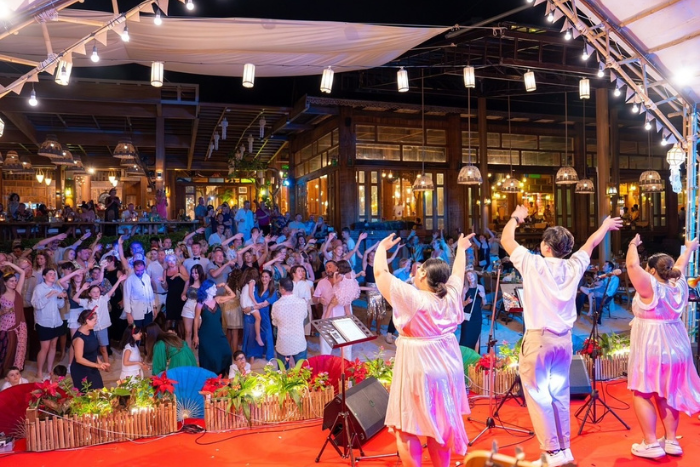 Les touristes profitent de la fête, dansent et chantent ensemble lors du Réveillon du Nouvel An à Koh Yao Yai