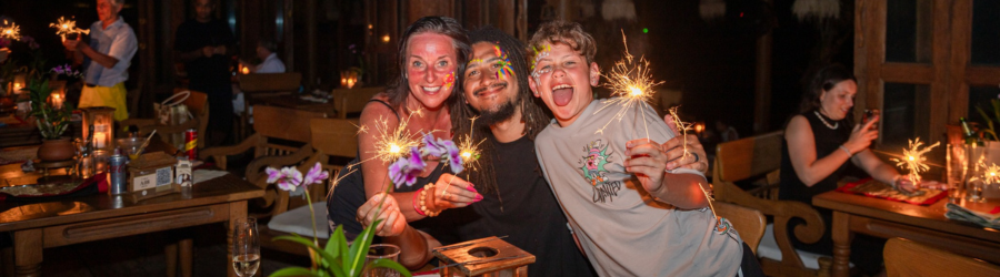 Les touristes participent à des activités passionnantes pendant l'Heure de la Terre, un des fêtes à Koh Yao Yai les plus intéressantes