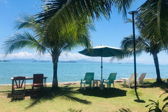 La vue poétique sur la plage du jardin de Koh Yao Yai Sea Breeze House, un des meilleurs homestays à Koh Yao Yai pour les amoureux de la mer