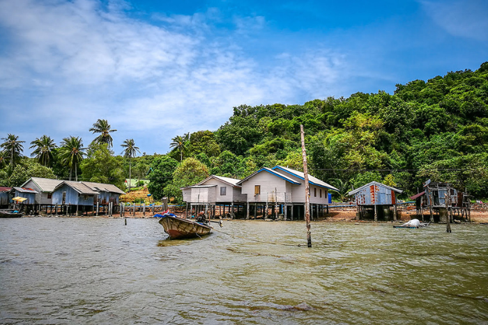 Un village paisible au bord de la mer des habitants locaux à Koh Yao Yai