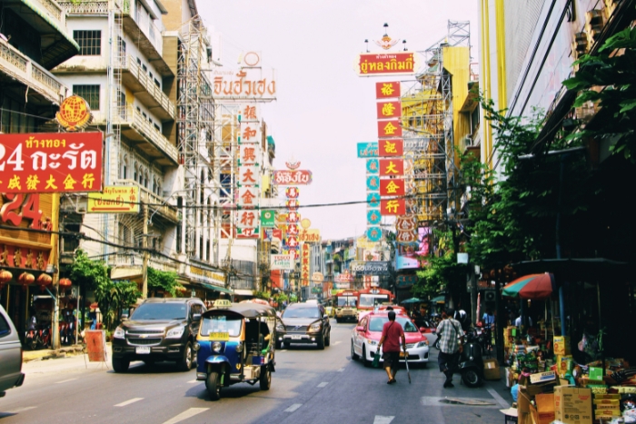 Rue animée avec panneaux colorés à Bangkok