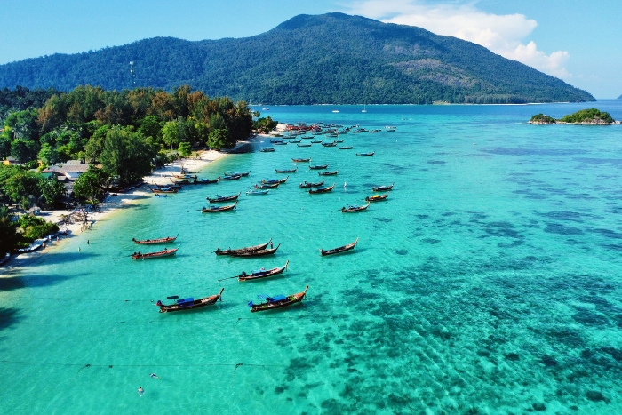 Mer d’Andaman aux eaux claires, idéale pour un voyage en Thaïlande en mars