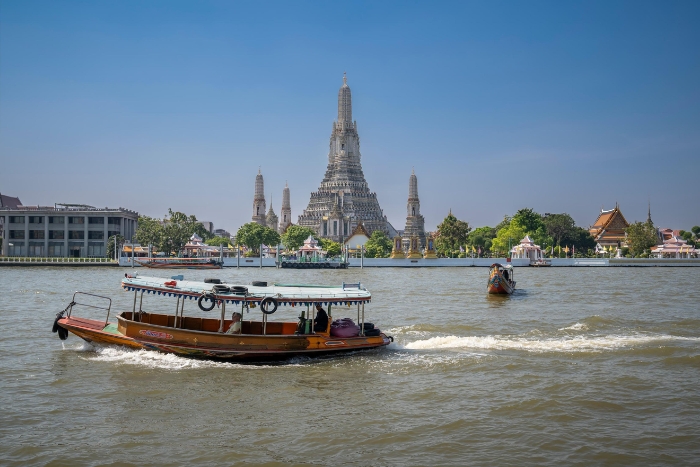 Le bateau a descendu la rivière jusqu'à Wat Arun - Thaïlande en 1 semaine de luxe