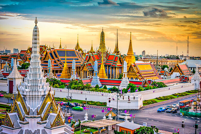 Vue du Grand Palais de Bangkok avec ses toits dorés 