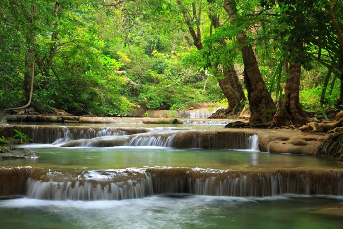Les sept niveaux des cascades d’Erawan formant des bassins turquoise dans la forêt