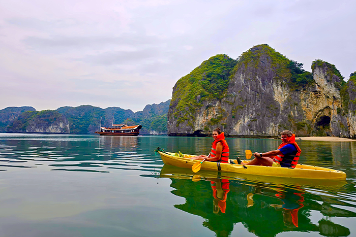 Kayak dans la baie d'Halong