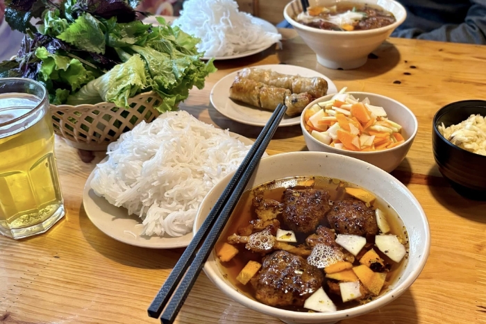 Bún chả au coin d’une rue de Hanoï, Vietnam