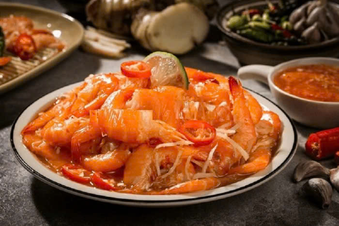Vous pouvez essayer les crevettes aigres dans ce restaurant Ba Be