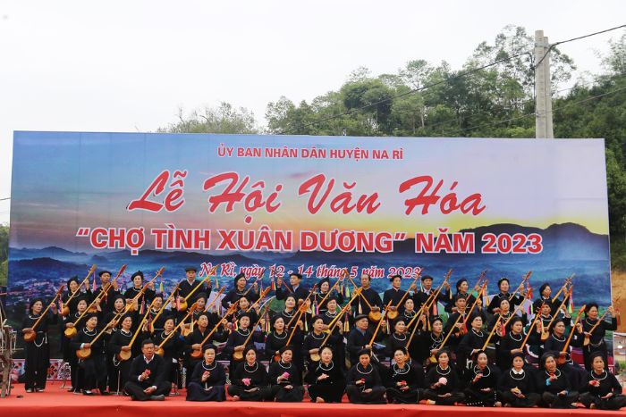 Costumes traditionnels colorés des ethnies à Xuan Duong