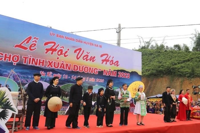 Ouverture du marché de l'amour de Xuan Duong