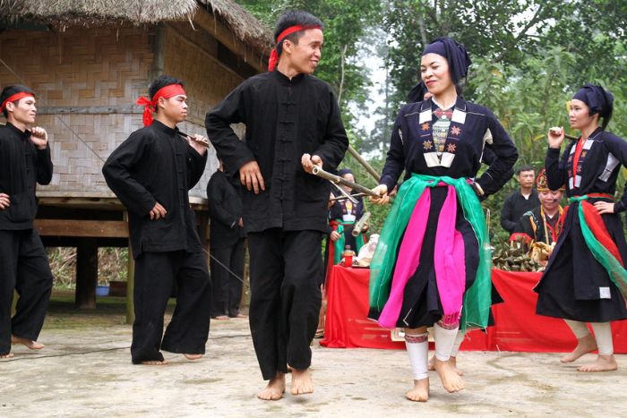 Danse traditionnelle « Tac xinh » du groupe ethnique San Chi