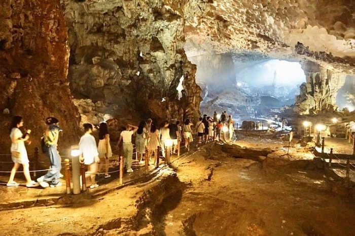 Explorer la grotte Me Cung