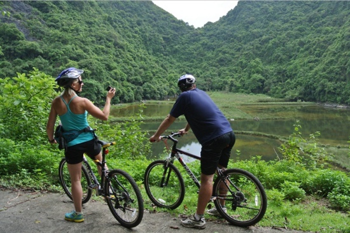 À vélo à travers le village de Viet Hai