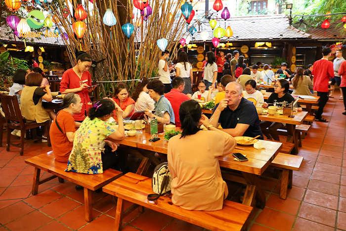 L'ambiance chaleureuse au restaurant Quan An Ngon