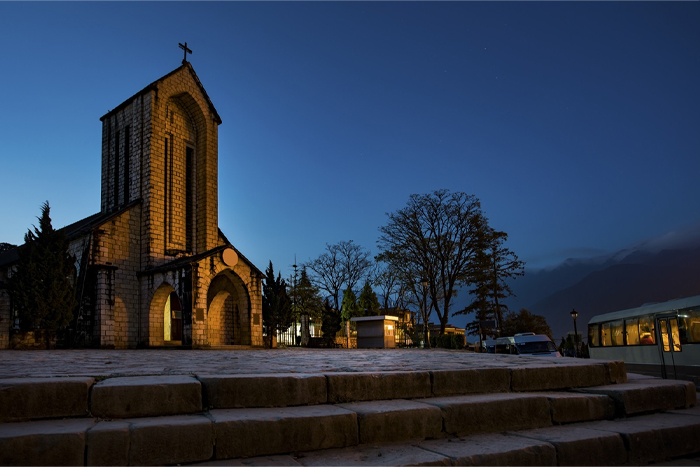 Explorez l'église en pierre de Sa Pa