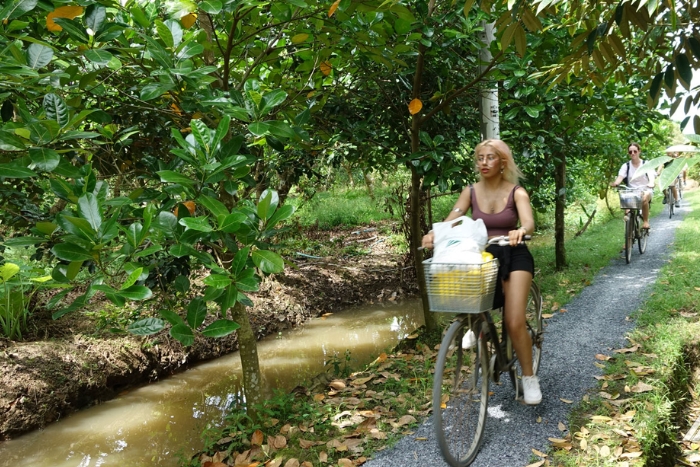 Faire du vélo autour du village ancien Dong Hoa Hiep