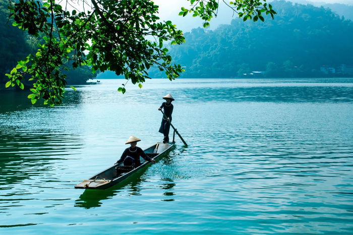 Explorer le lac Ba Be en bateau