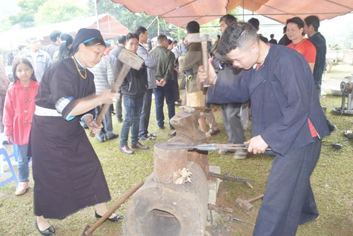 Les Nung au village de Pac Rang