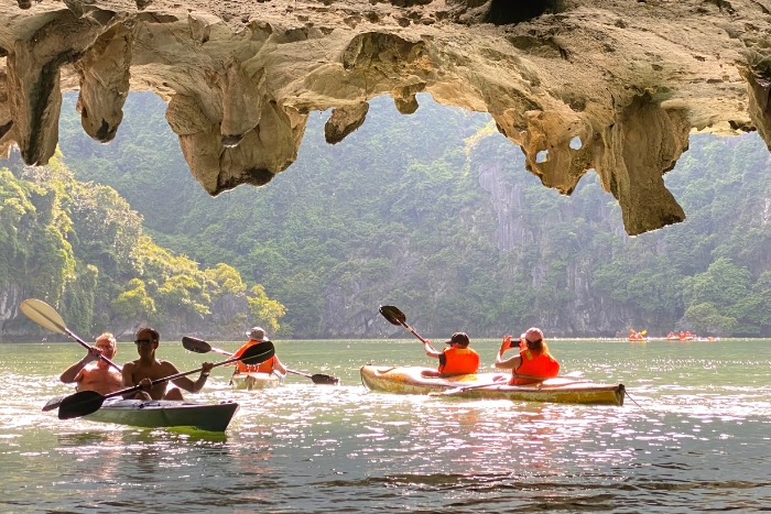 Kayak à travers les criques de la baie d'Halong