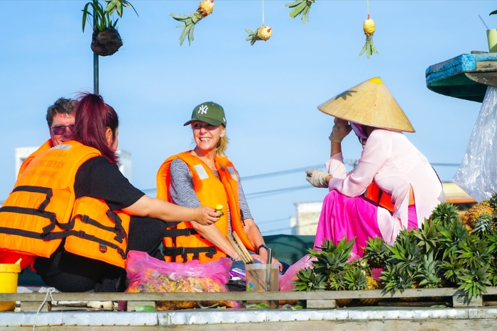 Plongez dans le rythme matinal animé du marché flottant