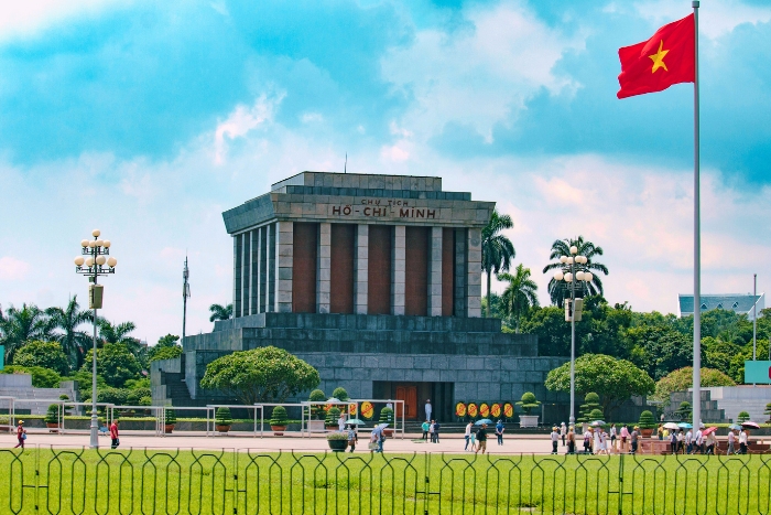 L'imposant Mausolée de Ho Chi Minh, place Ba Dinh