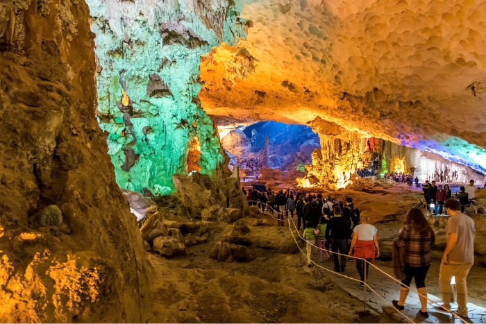 Visite la grotte de Sung Sot 